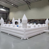 Großes weißes aufblasbares Spielhaus mit Türmchen für Kinderpartys