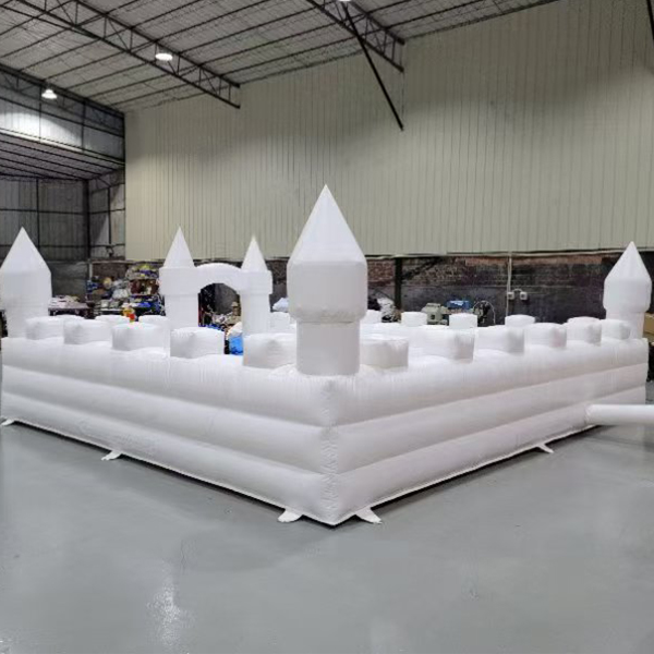 Großes weißes aufblasbares Spielhaus mit Türmchen für Kinderpartys
