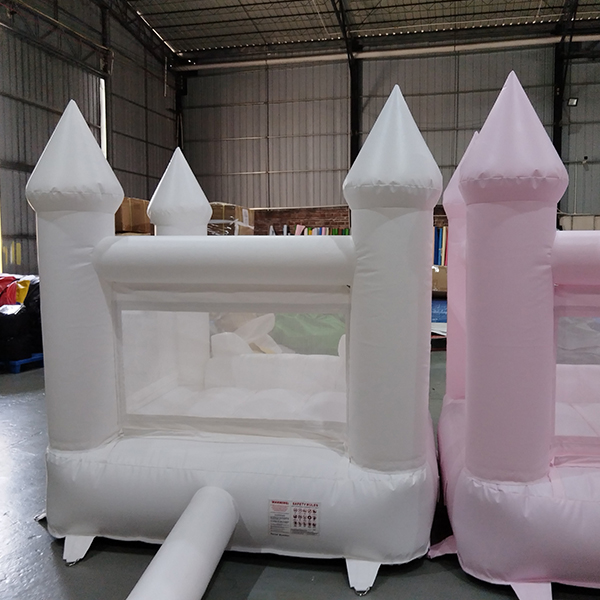 Yumuşak kaydıraklı pastel renkli şişme fedai