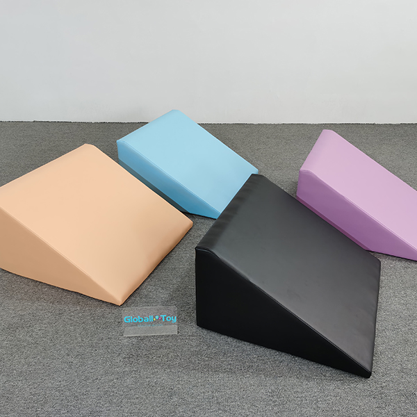 &Ccedil;ocuk kiralama b&ouml;lgesi i&ccedil;in kama eğimi k&ouml;p&uuml;k rampası seti