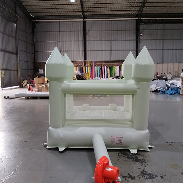 Klein-wit-flatable-bounce-castle-voor-evenement-huur