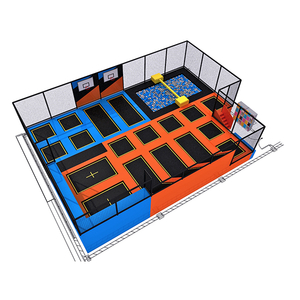 blauw en oranje indoor trampolinepark met foampit en basketbalringen voor sportscholen