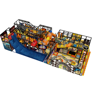 Kryty plac zabaw o tematyce wyścigowej ze zjeżdżalniami i dekoracjami samochodowymi dla dzieci