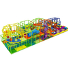 Parco giochi al coperto dai colori dell'arcobaleno con tunnel di scivoli a spirale e area giochi morbida per bambini