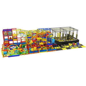 farbenfroher Indoor-Spielplatz mit Rutschen, Tunneln und Ninja-Parcours für Kinder