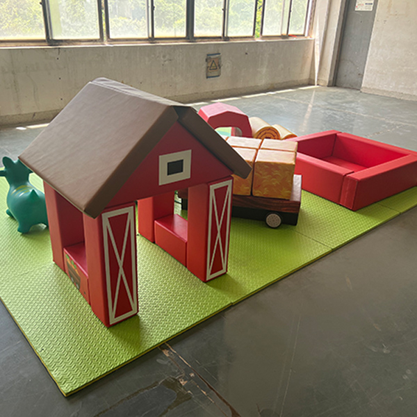 Zachte binnenspeelset voor kinderen met boerderijthema 