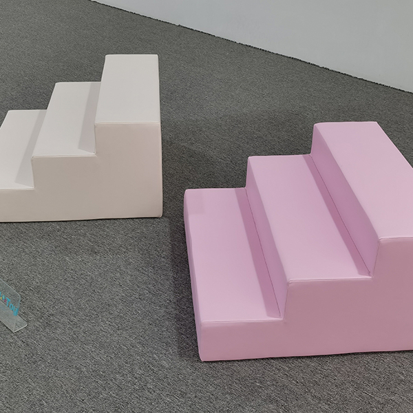 Pembe ve Beyaz Renkte Yeni Y&uuml;r&uuml;meye Başlayan &Ccedil;ocuklar i&ccedil;in Yumuşak Tırmanan K&ouml;p&uuml;k Basamakları Kapalı Kiralık Oyun Alanları Yumuşak Oyun Partileri ve Etkinlik Kiralama Kullanımı i&ccedil;in İdeal
