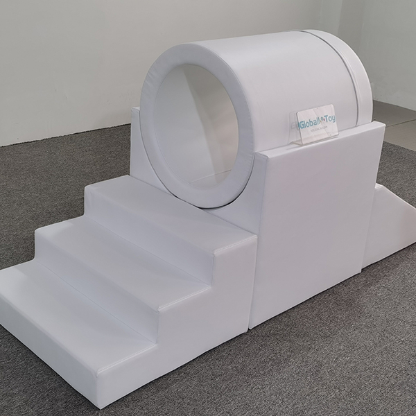 y&uuml;r&uuml;meye başlayan &ccedil;ocuk kiralama i&ccedil;in eğimli ve basamaklı yumuşak oyun t&uuml;neli