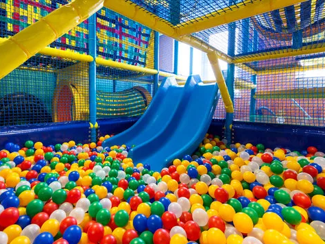 Parchi giochi morbidi e colorati per interni che attirano i bambini e incentivano gli affari