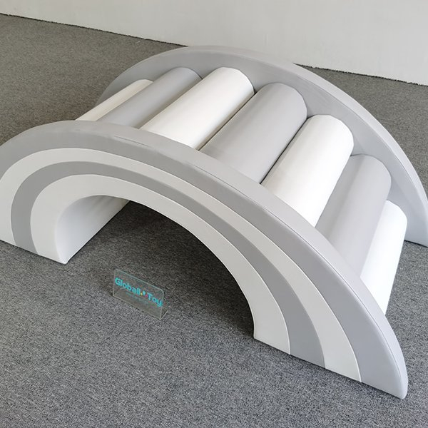 grijs-wit-soft-play-boog-rolbrug