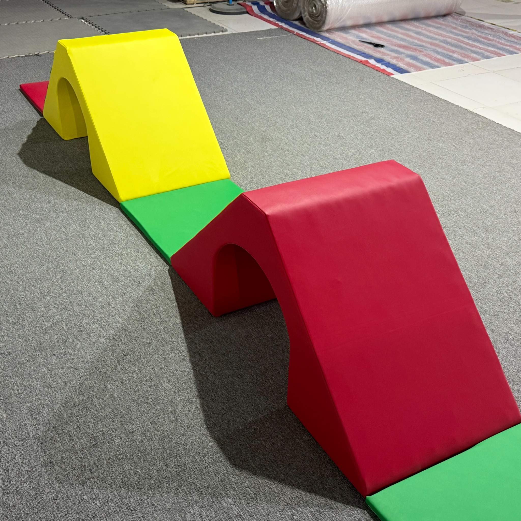 Veelkleurige Soft Play Bridge-klimset met getextureerde treden voor peuters Educatieve speeltoestellen voor binnenspeeltuinen