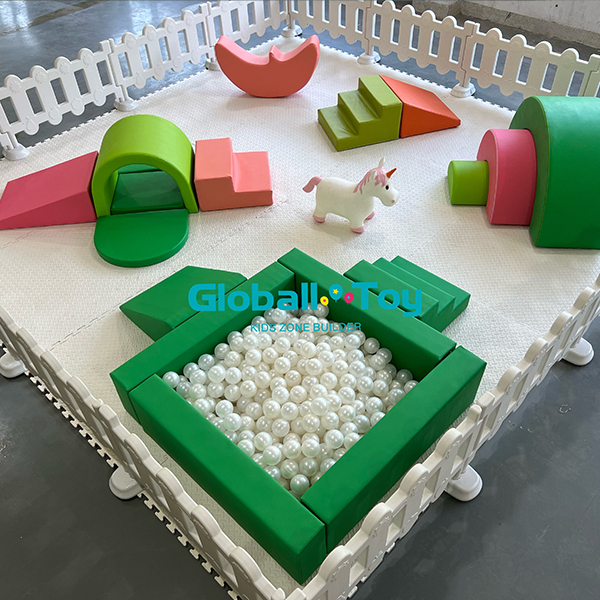 Wei&szlig;-rosa Softspielger&auml;te zum Verleih von Kinderpartys