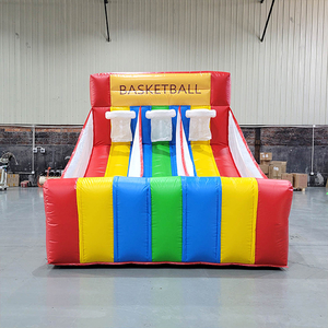 Kleurrijke opblaasbare kasteelglijbaan met basketbalspel voor kinderen