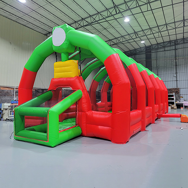 lapangan sepak bola tiup luar ruangan dengan penutup