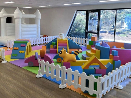 Kleurrijke zachte binnenspeelset Peuterspeeltuin met glijbaan, klimmers en wit springkasteel_986_740.jpg