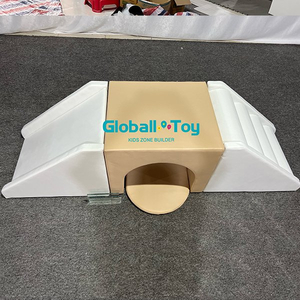 Beżowo-biały miękki tunel do zabawy ze zjeżdżalnią dla dzieci.