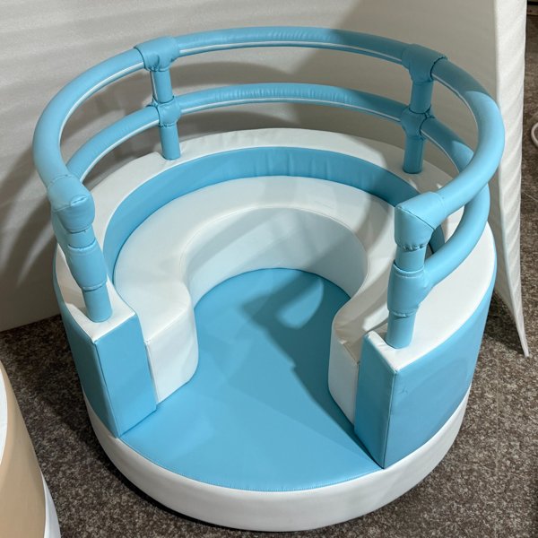 Cadeira de brincar macia interna de cor bege para área de atividades do bebê