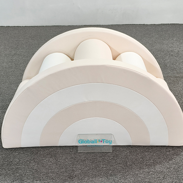 Alpinista de espuma branca modular para crianças zona de brincadeira