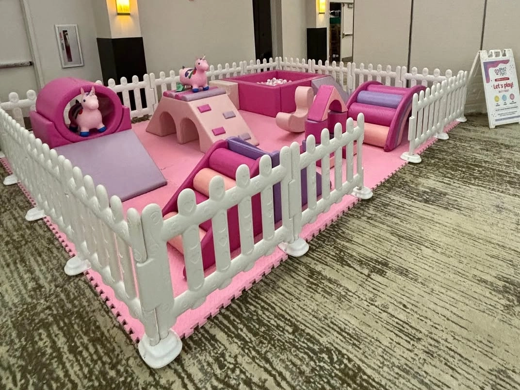 Area giochi morbida per bambini con unicorno rosa: parco giochi al coperto con scivoli, arrampicate e vasca con palline
