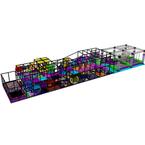 gran estructura de juegos interior comercial con carrera de obstáculos y redes para escalar