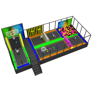 commerci&euml;le indoor trampolinespeeltuin met meerdere springzones en schuimblokken