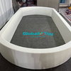 Piscina ovale con palline morbide bianche per attività per bambini.