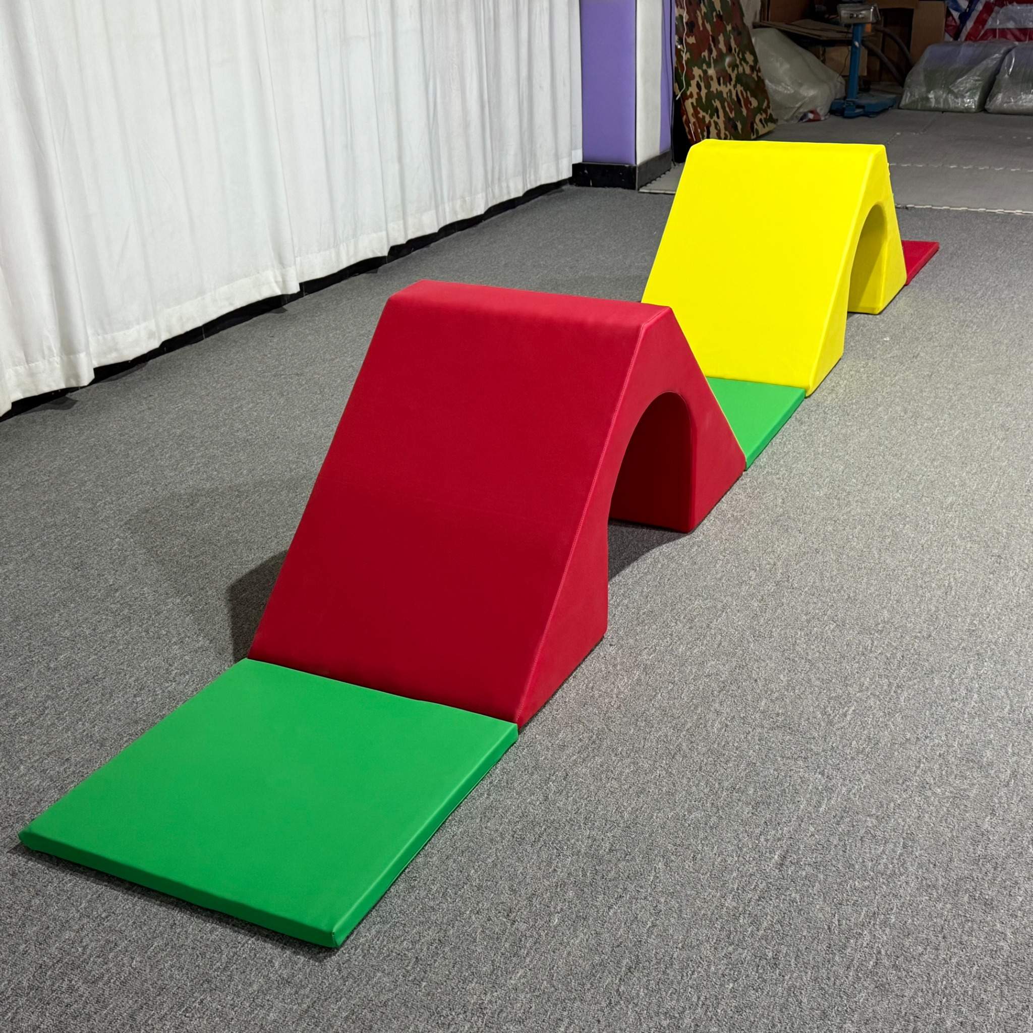 Veelkleurige Soft Play Bridge-klimset met getextureerde treden voor peuters Educatieve speeltoestellen voor binnenspeeltuinen