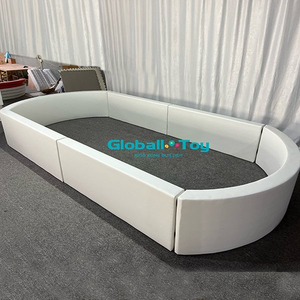 Minimalistisches Softplay-B&auml;llebad im ovalen Design f&uuml;r Kinder.