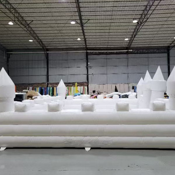 Weißer aufblasbarer Kinderwippe mit Rutsche und geschlossenen Netzwänden