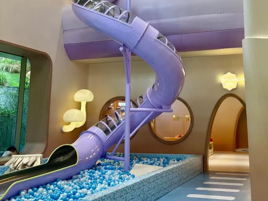 Slide interno com tema submarino e piscina de bolinhas instalado no Barcelona Caf&eacute;