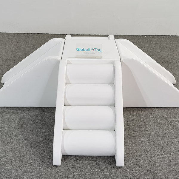 Wewnętrzna zjeżdżalnia rolkowa w kolorze białym, miękka wspinaczka