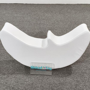 Kursi goyang berbentuk bulan lembut berwarna putih untuk anak