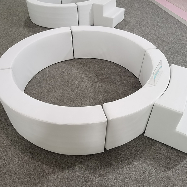 حفرة رغوية يمكن للأطفال الصغار الوصول إليها مع درجات دخول للإيجار