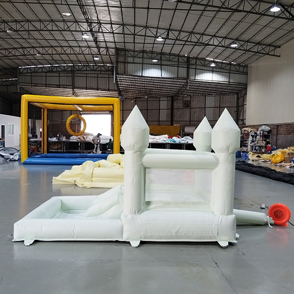 Mini-wit-inflatable-bounce-castle-voor-day care-center