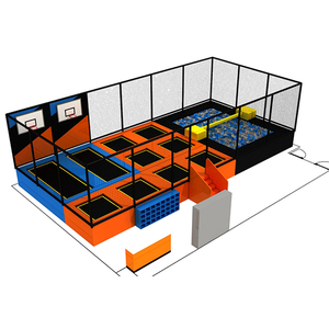 oranje en blauw indoor trampolinepark met foampit en basketbalveld