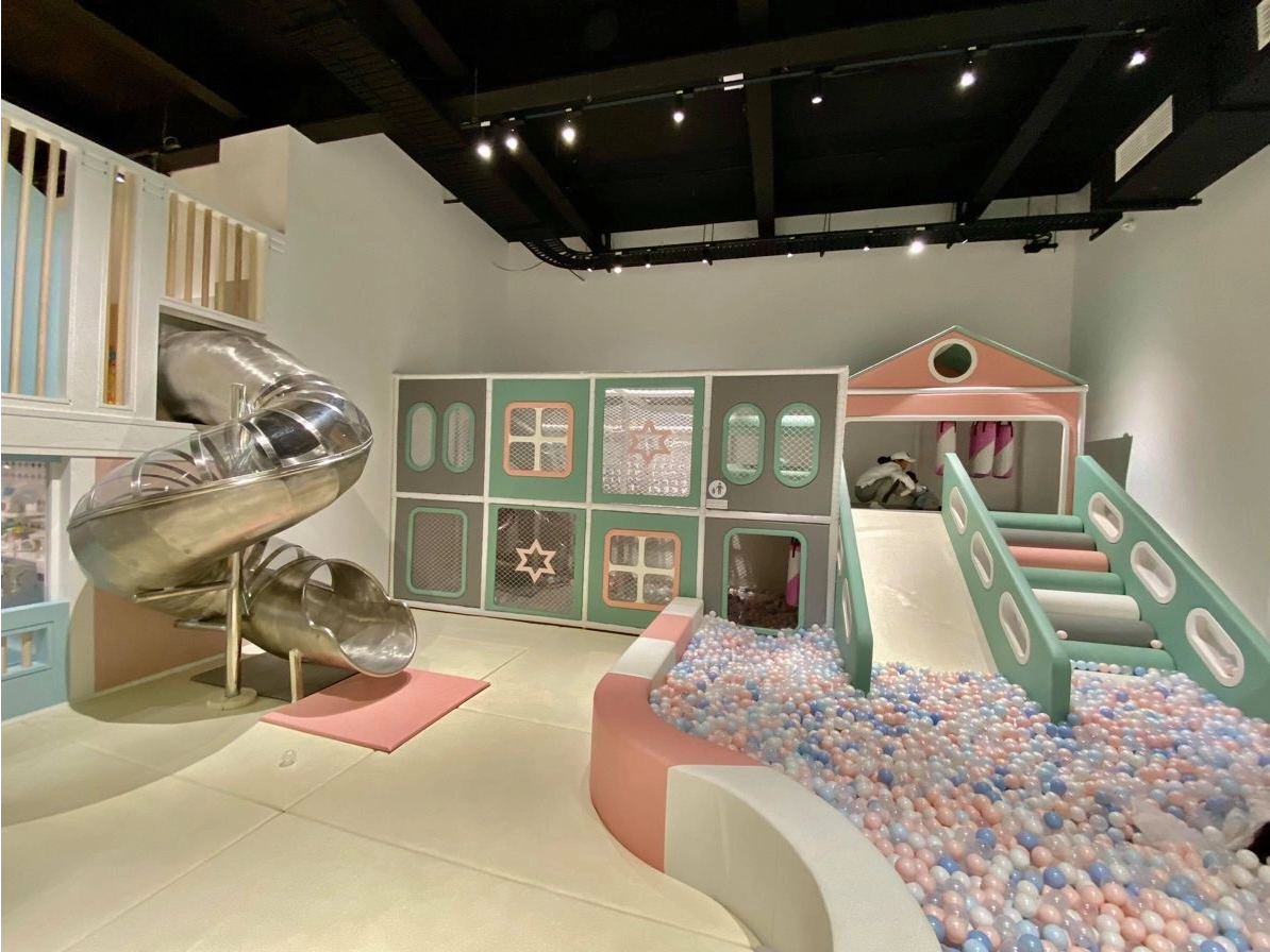 Parque infantil interior moderno con tobog&aacute;n de metal y piscina de bolas | Equipos comerciales de juego suave para centros de entretenimiento infantil