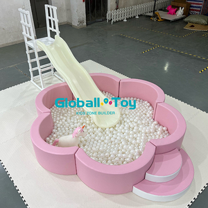 Conjunto de jogo macio rosa branco personalizado com piscina de bolinhas e escorregador