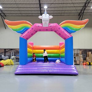 A&ccedil;ık hava etkinlikleri i&ccedil;in g&ouml;kkuşağı kanatlı tek boynuzlu at şişme kalesi