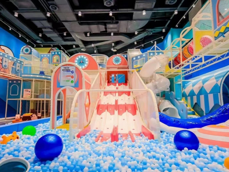 Opções de atividades para crianças de diferentes idades em playgrounds internos