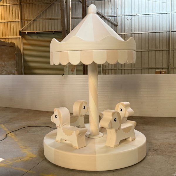 Tiovivo interior en color blanco pastel para una configuraci&oacute;n suave de sala de juegos