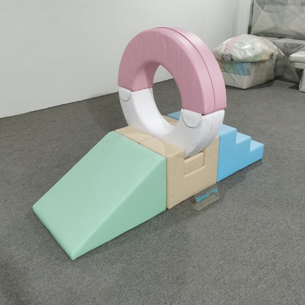 soft-play-escalade-anneau-pastel-rampe-escaliers-aire de jeux-int&eacute;rieure