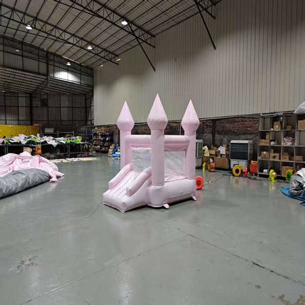 castello-rimbalzante-rosa-design-compatto-noleggio-attrezzatura-per-eventi-all'ingrosso