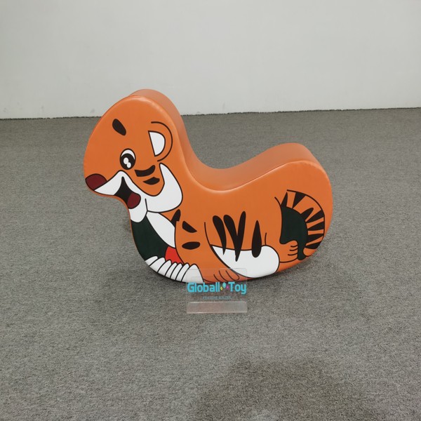 soft-play-jirafa-mecedora-vista-lateral-amarillo-equipo-de-alquiler-soft-play