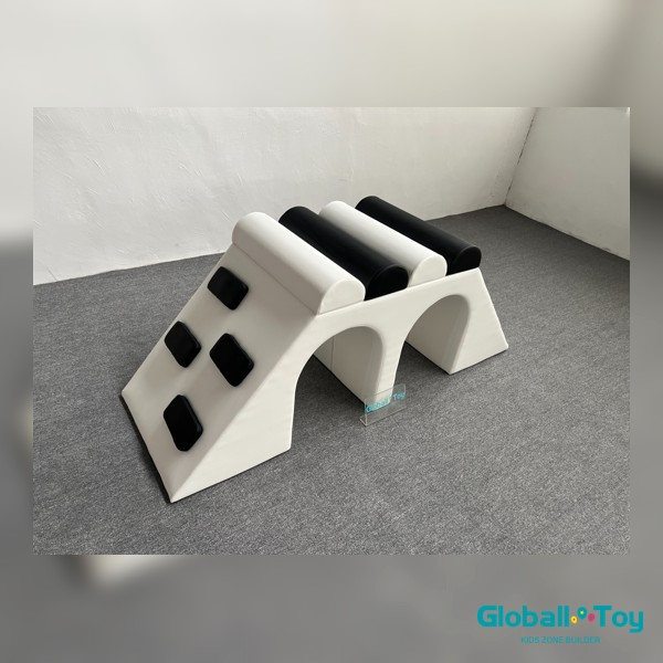 fornitore-di-percorsi-a-ostacoli-soft-play-con-arco-di-arrampicata-ed-elementi-di-equilibrio