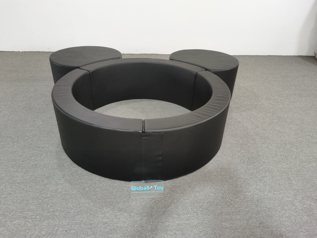 yumuşak oyun-top &ccedil;ukuru-siyah-yuvarlak-tasarım-y&uuml;r&uuml;meye başlayan &ccedil;ocuk-oyun alanı